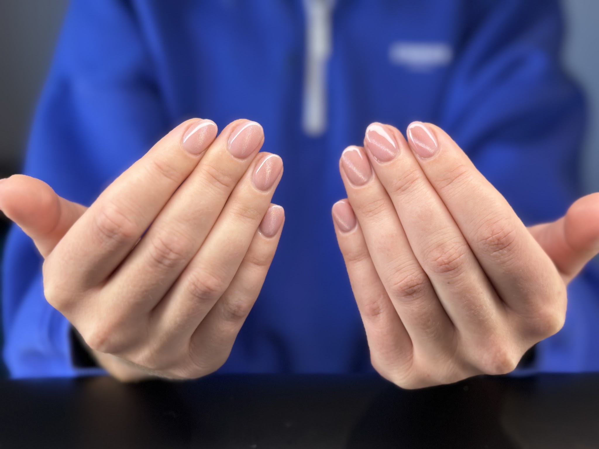 Naturelle nagels, beide handen open naar de camera
