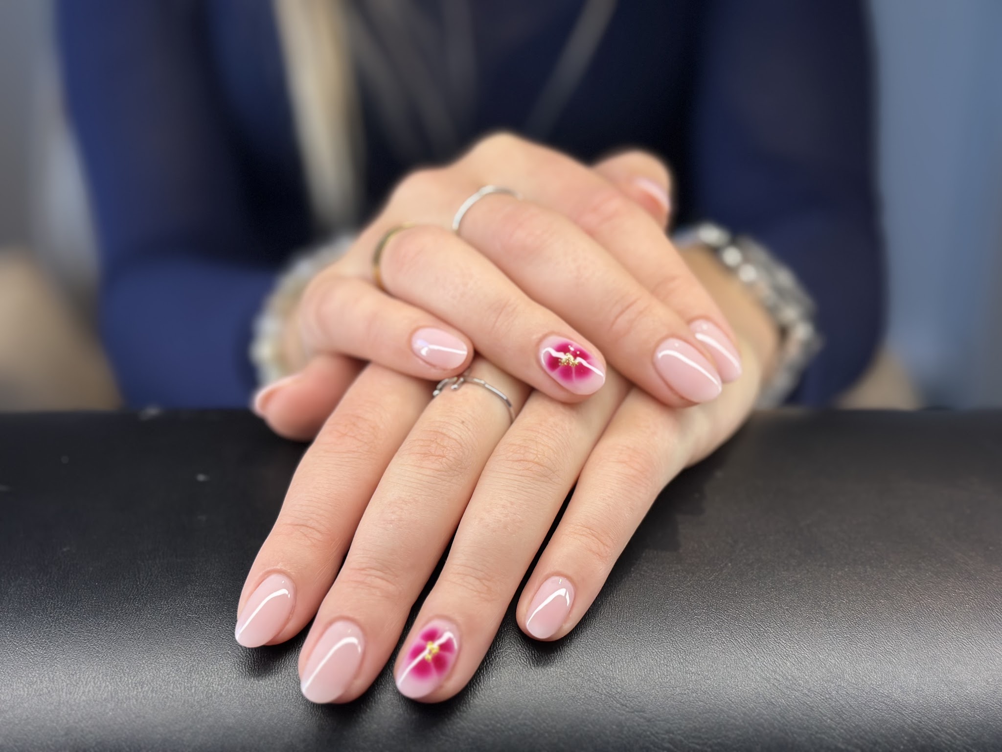 Lichtroze nagels met een bloemetje in nailart